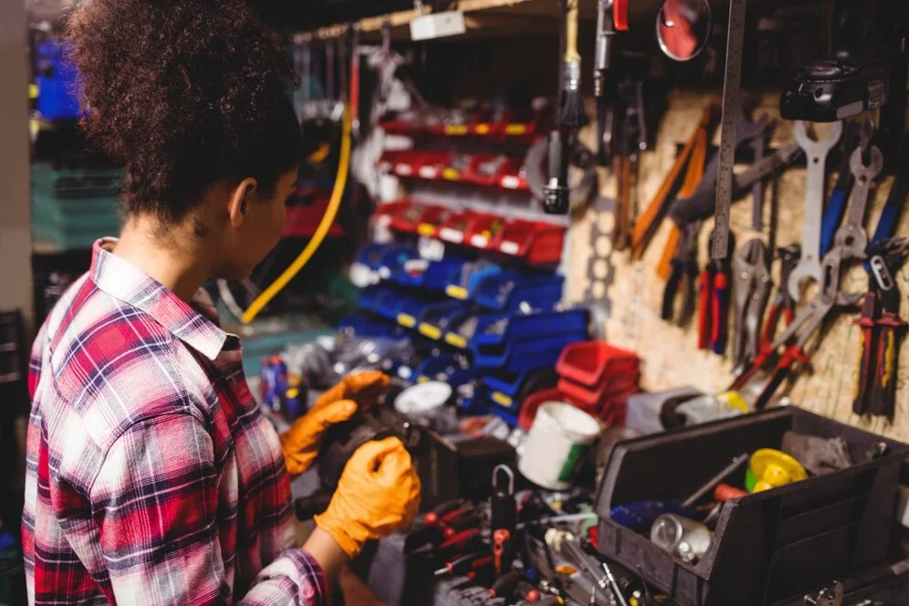 Mujer trabajando en electronica